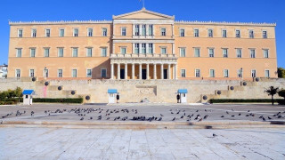 Η βία δε λύνεται                   μόνο με τους νόμους