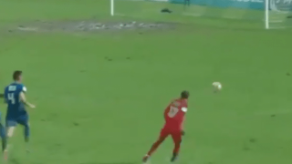 Για αυτό λένε ότι η μπάλα είναι μεγάλη...άτιμη (vid)