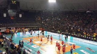 Η ανταλλαγή συνθημάτων μεταξύ των οπαδών των δύο ομάδων (vid)
