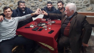 Ο Κλάους κερνούσε ρακί στο καφενείο στα Ανώγειο   (pic)