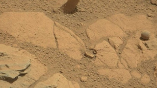 Curiosity: Βρήκε μια... μπάλα στην επιφάνεια του Άρη (pics)