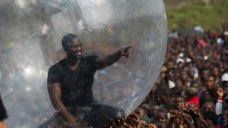 O ράπερ Akon τραγούδησε στο Κονγκό μέσα σε φούσκα γιατί φοβήθηκε τον Έμπολα