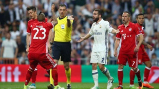 Έξαλλοι παίκτες της Μπάγερν στα αποδυτήρια των διαιτητών!