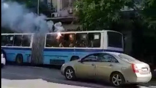 Οπαδοί του ΠΑΟΚ άναψαν πυρσούς σε λεωφορείο του ΟΑΣΘ! (vid)