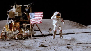 Οι αμερικανικές σημαίες στη Σελήνη στέκουν ακόμα, αλλά ξέβαψαν!