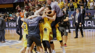 Ο ΠΑΟΚ        συνεχάρη Μπόγρη, Τενερίφη και   Κομνηνό