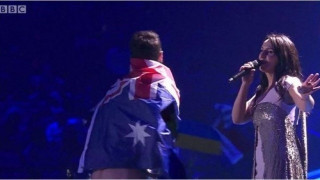 Eurovision: Ο άνδρας που έδειξε τα οπίσθιά του είναι διάσημος (ΒΙΝΤΕΟ)