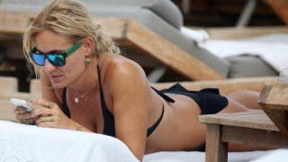 Η Ελεονώρα Μελέτη ποζάρει με hot μαγιό και «κόβει» την ανάσα!