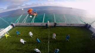 Α-Π-Ι-Σ-Τ-Ε-Υ-Τ-Ο! Επαιξαν ποδόσφαιρο πάνω σε πετρελαιοφόρο (vid)