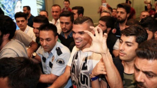 Αποθεωτική υποδοχή στον Πέπε από τους οπαδούς της Μπεσίκτας