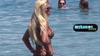 Η «καυτή» ψυχολόγος που   τρέλανε τη Μύκονο ( vid )