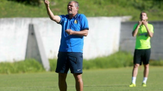 «Πιάνει»     τους αμυντικούς του        ο     Σπανός