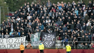 Απολογία     παικτών και Λουτσέσκου έξω από το γήπεδο