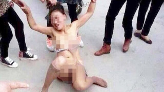 Απατημένη σύζυγος έγδυσε και ξυλοκόπησε την ερωμένη του άνδρα της (pics)