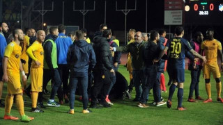 Κροτίδα έπεσε σε ball boy και διακοπή στο ΑΕΛ – ΑΠΟΕΛ! (pics+vid)