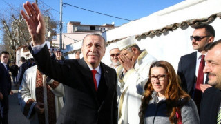 «Δεν είναι δυνατό να βάλουμε στην άκρη την ελληνική σημαία»