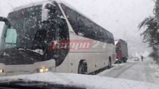 Χιονοθύελλα στην Αχαΐα - Εγκλωβισμένοι 34 επιβάτες λεωφορείου (ΦΩΤΟ)
