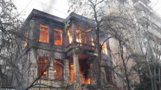 Θεσ/νίκη: Νέα ΒΙΝΤΕΟ από τη χθεσινή εμπρηστική επίθεση στη Libertatia
