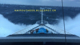 Η στιγμή που τεράστια κύματα «σκεπάζουν» πλοίο στο Αιγαίο (ΒΙΝΤΕΟ)