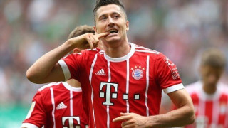 Κοιτάζει Λεβαντόφσκι         η Μάντσεστερ Γιουνάιτεντ