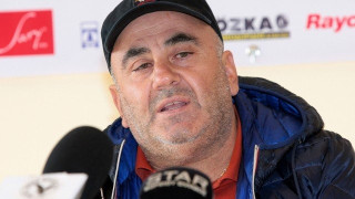Στην κερκίδα ξανά         ο         Γιάννης        Μπύρος!