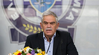 Στα... άρματα ο Τόσκας - Ντύθηκε στρατιωτικός & μπήκε σε τανκ (ΒΙΝΤΕΟ)