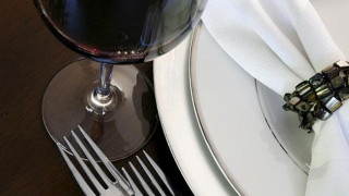 Κάλεσε σε δείπνο τον βιαστή της κόρης του και του έκαψε τα γεννητικά του όργανα!