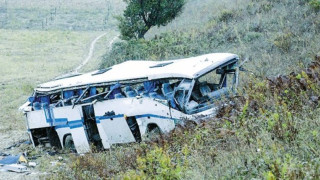Τουριστικό λεωφορείο έπεσε σε γκρεμό στη Θεσσαλονίκη