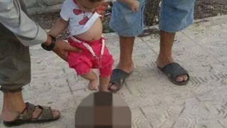 Μωρό παίζει μπάλα με κομμένο κεφάλι Σύρου στρατιώτη! (pic)