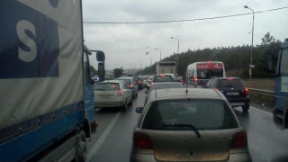 ΙΧ ανετράπη στον περιφερειακό και προκάλεσε καραμπόλα με άλλα 6 οχήματα 