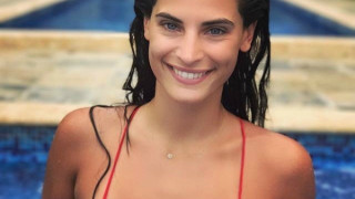 Η μητέρα της Χριστίνας Μπόμπα ποζάρει με μπικίνι στον Άγιο Δομίνικο