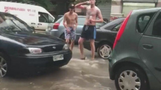 Βγήκαν ημίγυμνοι στους δρόμους της Θεσσαλονίκης για να... πλυθούν!