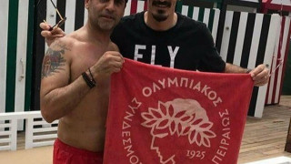 Ο Χριστοδουλόπουλος ποζάρει με πετσέτα του Ολυμπιακού! (ΦΩΤΟ)