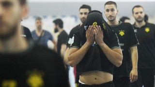 Η είσοδος των οπαδών και το φτύσιμο σε παίκτη «καίει» την ΑΕΚ