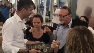 Από Περιφερειάρχης... σερβιτόρος ο Κώστας Μπακογιάννης! (ΒΙΝΤΕΟ)