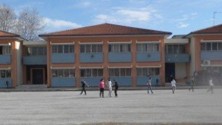 Ξεκόλλησαν λαμαρίνες λόγω αέρα σε σχολείο του Λαγκαδά!