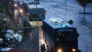 Με συνοδεία από κλούβες έφτασε η αποστολή του ΠΑΟΚ στο Καραϊσκάκης (v)