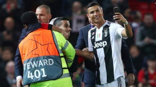 Εβγαλε selfie με εισβολέα ο Κριστιάνο Ρονάλντο (vid)