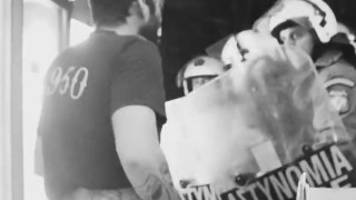  Άνδρες των ΜΑΤ κλέβουν νερά από περίπτερο και δέρνουν τον υπάλληλο! (VIDEO)