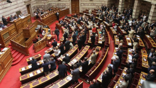 Εμφανίστηκε με κόκκινο μπαλόνι στη Βουλή και πυροδότησε αντιδράσεις! 