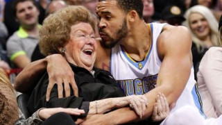 Φίλησε μια ηλικιωμένη ο ΜακΓκι (video)