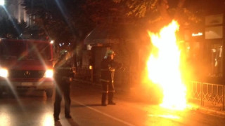 Στις φλόγες κάδοι στο κέντρο της Θεσσαλονίκης, επενέβη η Πυροσβεστική (video)