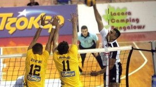 Εκκενώθηκε το γήπεδο, συνεχίζεται ο αγώνας