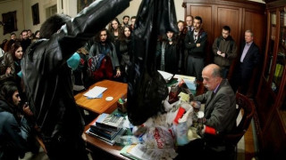Φοιτητές γέμισαν με σκουπίδια την πρυτανεία του ΕΚΠΑ (pics & vid) 