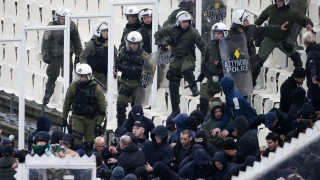 Πρώτο θέμα σε SUN και Dailymail τα επεισόδια στο ΟΑΚΑ (pics)