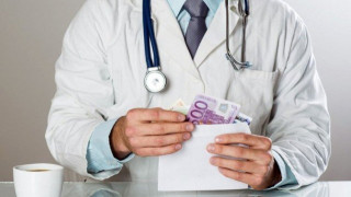 Θεσσαλονίκη: Ελεύθερος ο χειρουργός που κατηγορείται για χρηματισμό