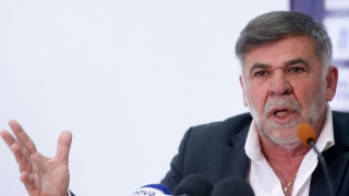 Ο Τομ Παπαδόπουλος κινδυνεύει να «πνιγεί» από τους χειρισμούς του