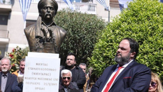 Προτομή Νικηταρά με χορηγία                      Μαρινάκη στον Πειραιά