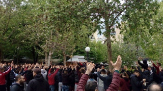 Οπαδοί της ΑΕΛ στην πλατεία Ταχυδρομείου, έτοιμοι για ΠΑΟΚ (pic)