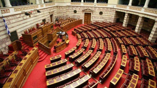 Στη βράση                         κολλάει το σίδερο…